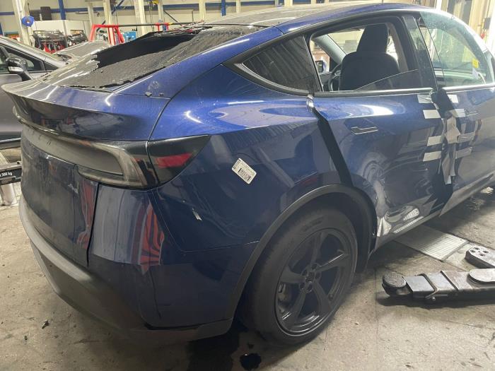 Divers d'un Tesla Model Y 2025