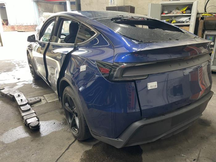 Divers d'un Tesla Model Y 2025