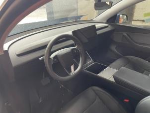 Divers d'un Tesla Model Y 2025