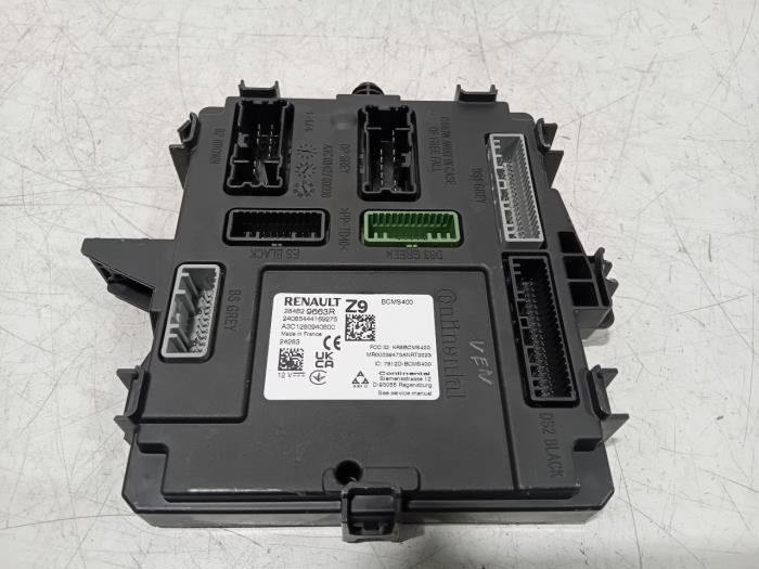 Używane Sterownik Body Control Renault Master Cena € 100,00 Procedura marży oferowane przez Van der Ven Autorecycling B.V.