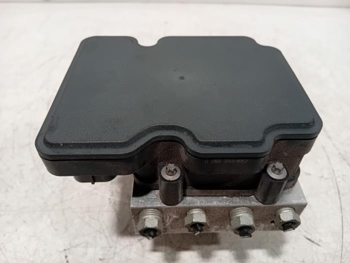 Usagé Bloc ABS Opel Corsa Prix € 20,00 Règlement à la marge proposé par Van der Ven Autorecycling B.V.