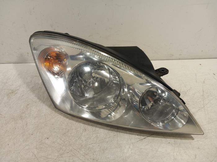 Używane Reflektor prawy Kia Pro Cee'd Cena € 49,99 Procedura marży oferowane przez Van der Ven Autorecycling B.V.