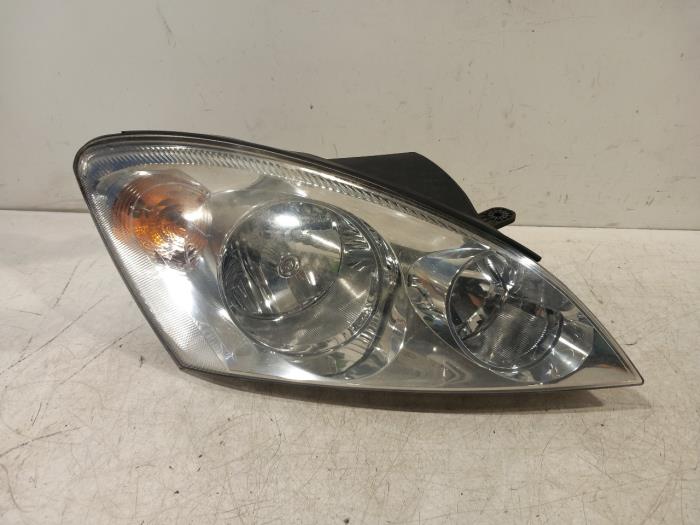 Używane Reflektor prawy Kia Cee'D Cena € 49,99 Procedura marży oferowane przez Van der Ven Autorecycling B.V.