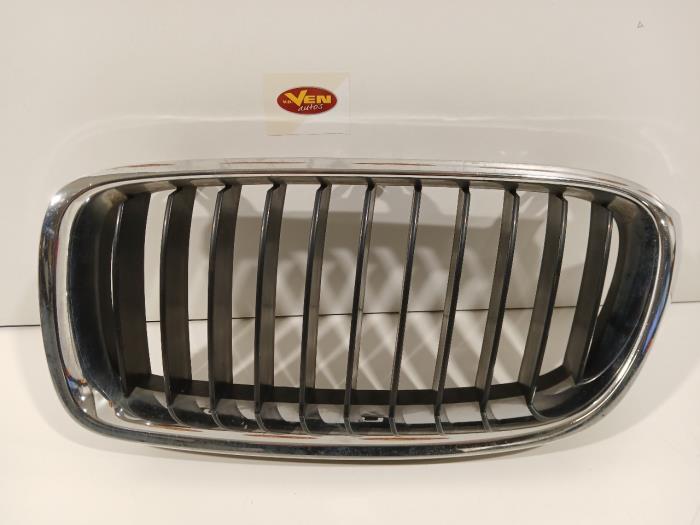 Używane Kratka zderzaka BMW 3-Serie Cena € 25,00 Procedura marży oferowane przez Van der Ven Autorecycling B.V.