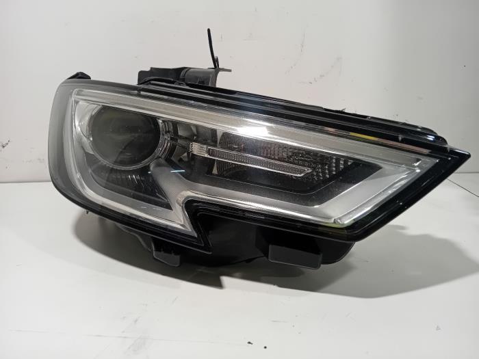 Używane Reflektor prawy Audi A3 Cena € 499,99 Procedura marży oferowane przez Van der Ven Autorecycling B.V.