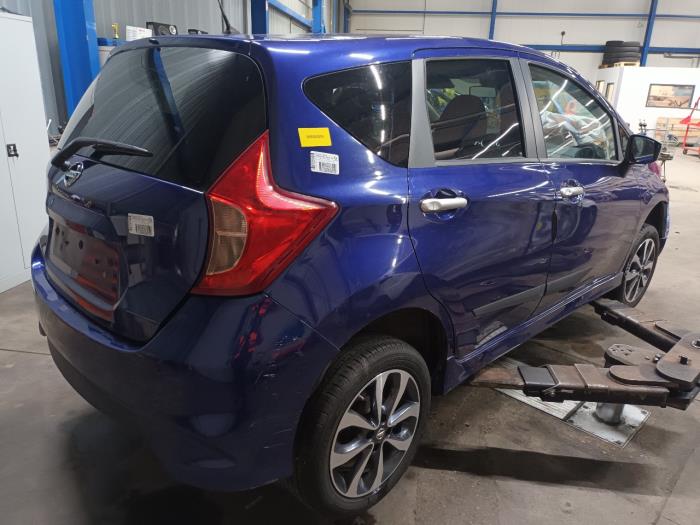 Divers d'un Nissan Note 2016
