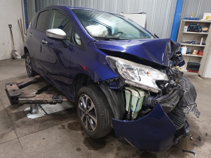 Divers d'un Nissan Note 2016