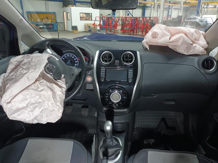 Divers d'un Nissan Note 2016