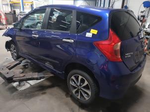 Divers d'un Nissan Note 2016