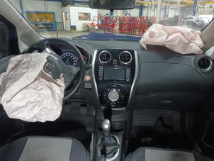 Divers d'un Nissan Note 2016