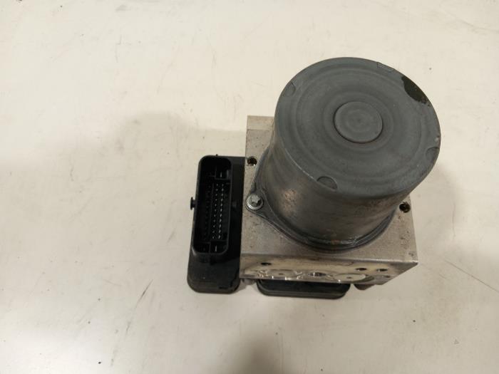 Begagnade ABS-pump Audi A6 Pris € 30,00 Marginaltabell erbjuds av Van der Ven Autorecycling B.V.