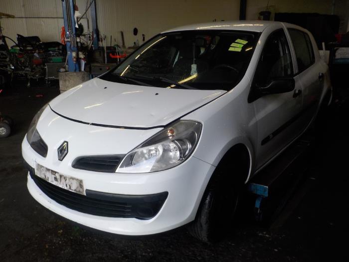 Używane Sterownik Body Control Renault Clio Cena € 35,00 Procedura marży oferowane przez Van der Ven Autorecycling B.V.