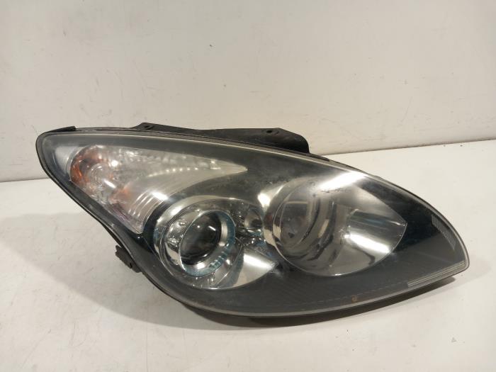 Używane Reflektor prawy Hyundai I30 Cena € 94,99 Procedura marży oferowane przez Van der Ven Autorecycling B.V.