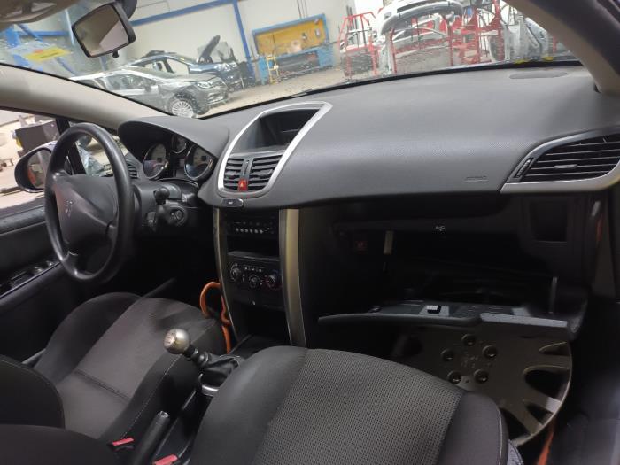 Motor van een Peugeot 207 1980