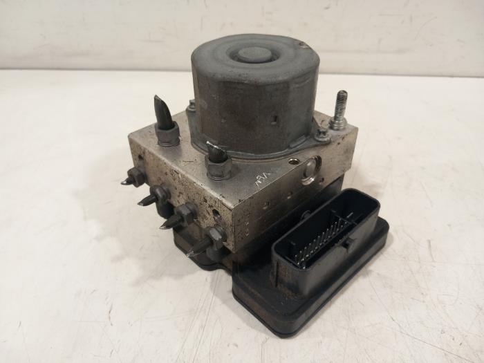 Begagnade ABS-pump Mercedes B-Klasse Pris € 45,00 Marginaltabell erbjuds av Van der Ven Autorecycling B.V.