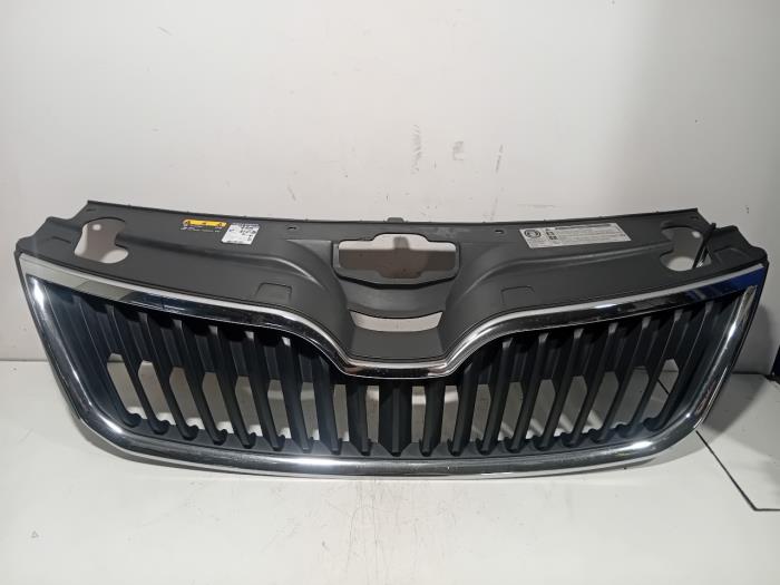 Używane Grill Skoda Rapid Cena € 50,00 Procedura marży oferowane przez Van der Ven Autorecycling B.V.