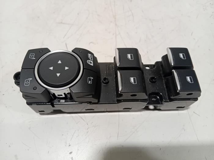 Usados Interruptor de ventanilla eléctrica Ford Focus Precio € 45,00 Norma de margen ofrecido por Van der Ven Autorecycling B.V.