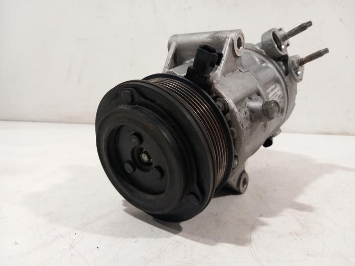 Usagé Compresseur de clim Ford Focus Prix € 145,00 Règlement à la marge proposé par Van der Ven Autorecycling B.V.