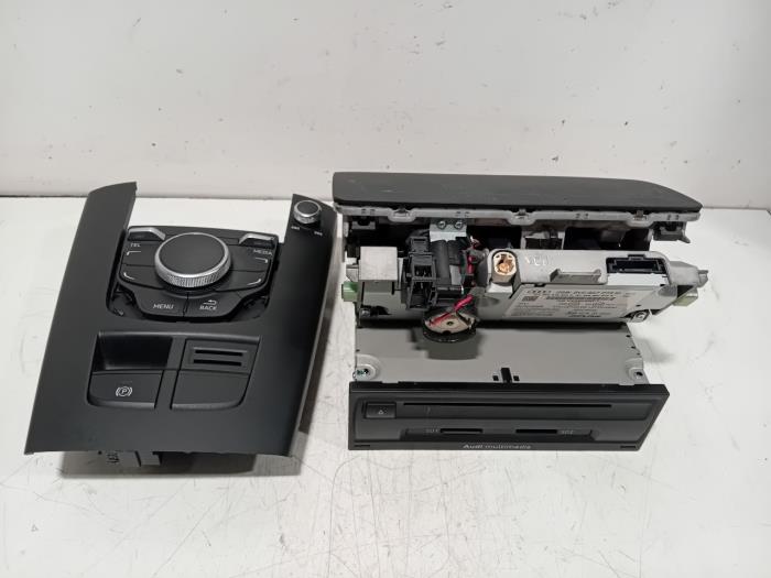 Gebrauchte Navigation Set Audi A3 Preis € 750,00 Margenregelung angeboten von Van der Ven Autorecycling B.V.
