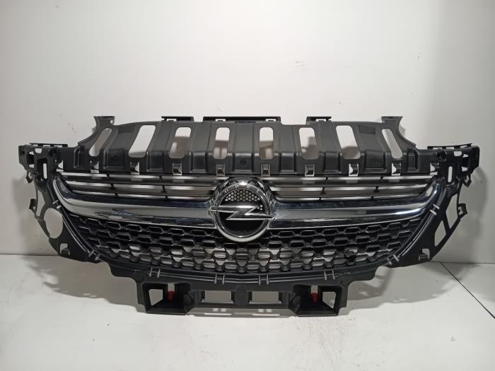 Używane Grill Opel Adam Cena € 320,00 Procedura marży oferowane przez Van der Ven Autorecycling B.V.