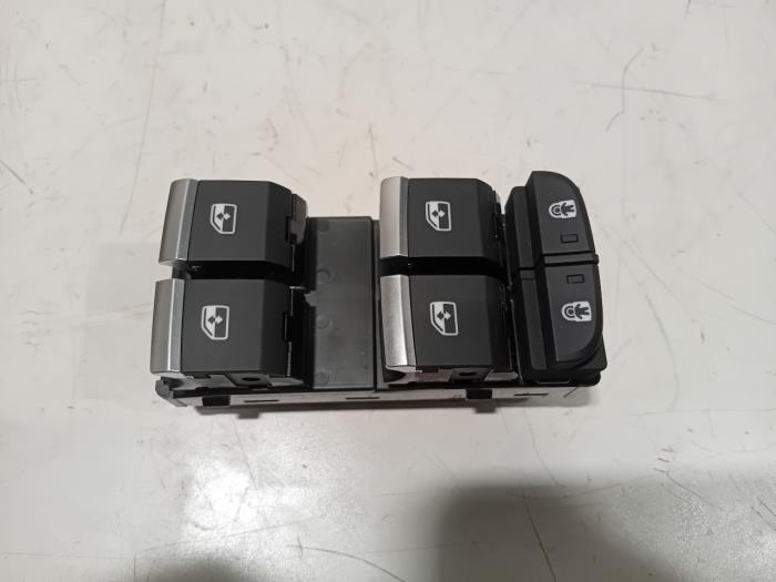 Usados Interruptor de ventanilla eléctrica Audi Q8 Precio € 19,00 Norma de margen ofrecido por Van der Ven Autorecycling B.V.