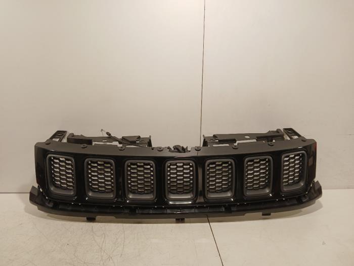 Używane Grill Jeep Compass Cena € 225,00 Procedura marży oferowane przez Van der Ven Autorecycling B.V.
