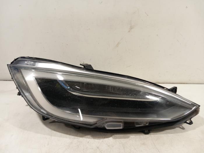 Używane Reflektor prawy Tesla Model S Cena € 999,99 Procedura marży oferowane przez Van der Ven Autorecycling B.V.
