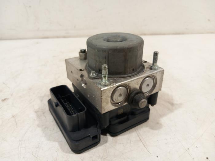 Begagnade ABS-pump Peugeot 108 Pris € 24,95 Marginaltabell erbjuds av Van der Ven Autorecycling B.V.