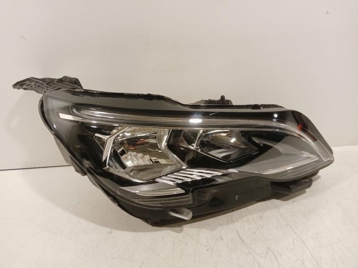 Używane Reflektor prawy Peugeot 3008 Cena € 399,99 Procedura marży oferowane przez Van der Ven Autorecycling B.V.