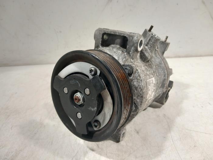 Usagé Pompe clim Volkswagen Passat Prix € 35,00 Règlement à la marge proposé par Van der Ven Autorecycling B.V.