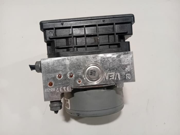ABS Pumpe van een Volkswagen Golf 2021
