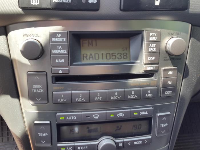 Radio CD player from a Toyota Avensis Wagon (T25/B1E) 2.2 D-4D 16V D-CAT 2006