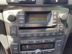Usados Reproductor de CD y radio Toyota Avensis Wagon (T25/B1E) 2.2 D-4D 16V D-CAT Precio € 49,99 Norma de margen ofrecido por Autodemontage Aandijk