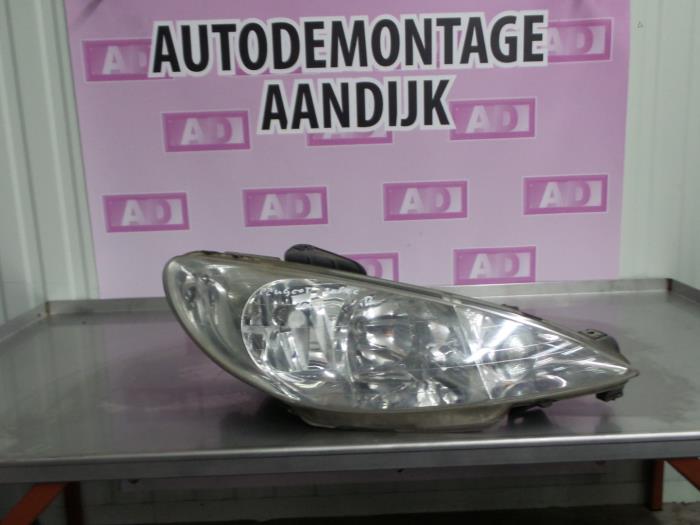 Headlight, right from a Peugeot 206 2003