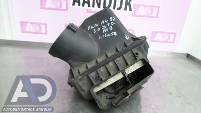 Begagnade Luftfilterhus Audi A4 Avant Quattro (B7) 3.0 TDI V6 24V Pris € 49,99 Marginaltabell erbjuds av Autodemontage Aandijk