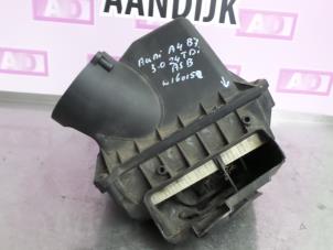 Używane Obudowa filtra powietrza Audi A4 Avant Quattro (B7) 3.0 TDI V6 24V Cena € 49,99 Procedura marży oferowane przez Autodemontage Aandijk