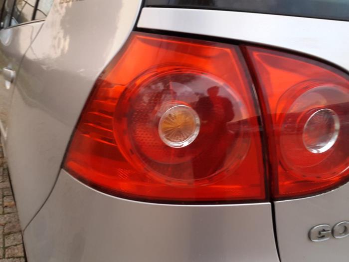 Luz trasera izquierda de un Volkswagen Golf V (1K1) 1.9 TDI 2007