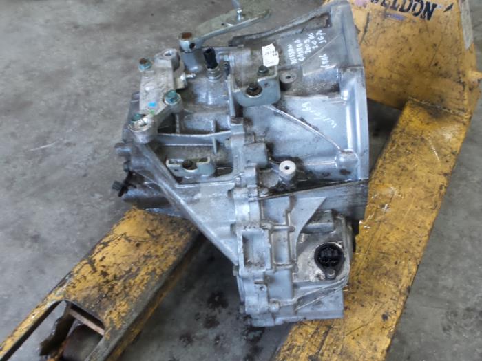 Gearbox from a Nissan Qashqai (J10) 2.0 dCi 2009