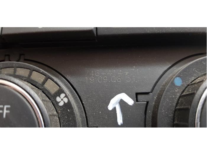 Panneau de commande clim d'un Volkswagen Touran (1T1/T2) 1.9 TDI 105 Euro 3 2007