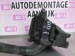 Usados Cuerpo de filtro de aire Volkswagen Polo IV (9N1/2/3) 1.4 TDI 70 Precio € 24,99 Norma de margen ofrecido por Autodemontage Aandijk