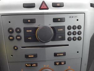 Używane Radioodtwarzacz CD Opel Zafira (M75) 1.9 CDTI Cena € 49,99 Procedura marży oferowane przez Autodemontage Aandijk