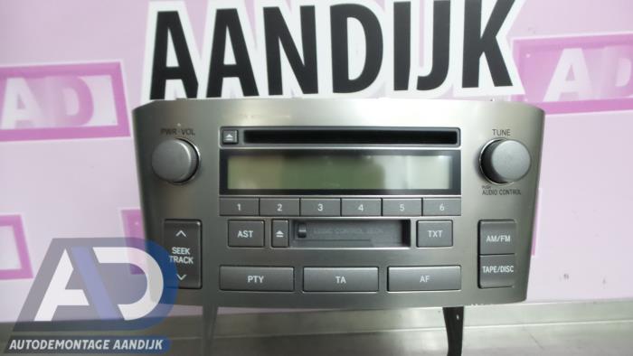 Radio CD player from a Toyota Avensis Wagon (T25/B1E) 2.0 16V D-4D 2007
