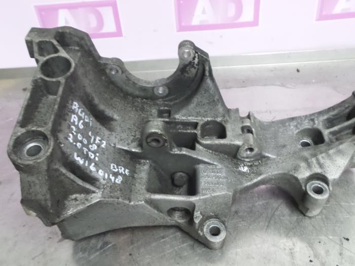 Air conditioning bracket from a Audi A6 (C6) 2.0 TDI 16V 2008