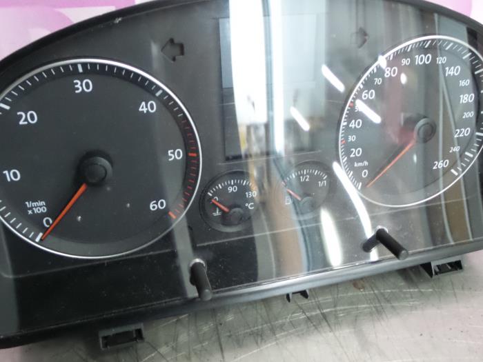 Odometer KM from a Volkswagen Caddy Combi III (2KB,2KJ) 1.9 TDI 2005