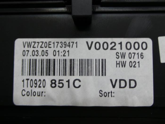 Odometer KM from a Volkswagen Caddy Combi III (2KB,2KJ) 1.9 TDI 2005
