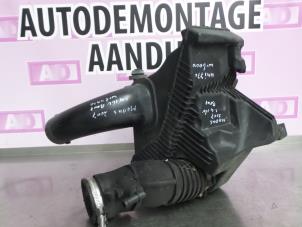 Usados Cuerpo de filtro de aire Renault Modus/Grand Modus (JP) 1.4 16V Precio € 24,99 Norma de margen ofrecido por Autodemontage Aandijk