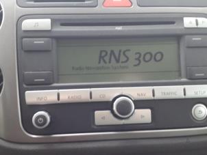 Usados Reproductor de CD y radio Volkswagen Tiguan (5N1/2) 2.0 TDI 16V 4Motion Precio € 49,99 Norma de margen ofrecido por Autodemontage Aandijk