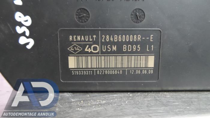 Caja de fusibles de un Renault Megane III Berline (BZ) 1.6 16V 2010
