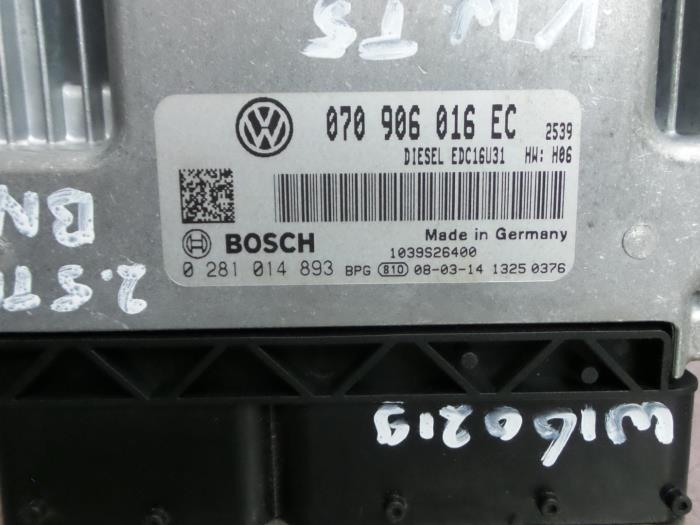 Ordinateur gestion moteur d'un Volkswagen Transporter T5 2.5 TDi PF 2009