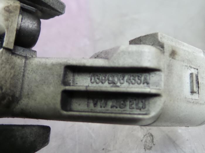 Crankshaft seal from a Volkswagen Tiguan (5N1/2) 2.0 TDI DRF 16V 4Motion 2010